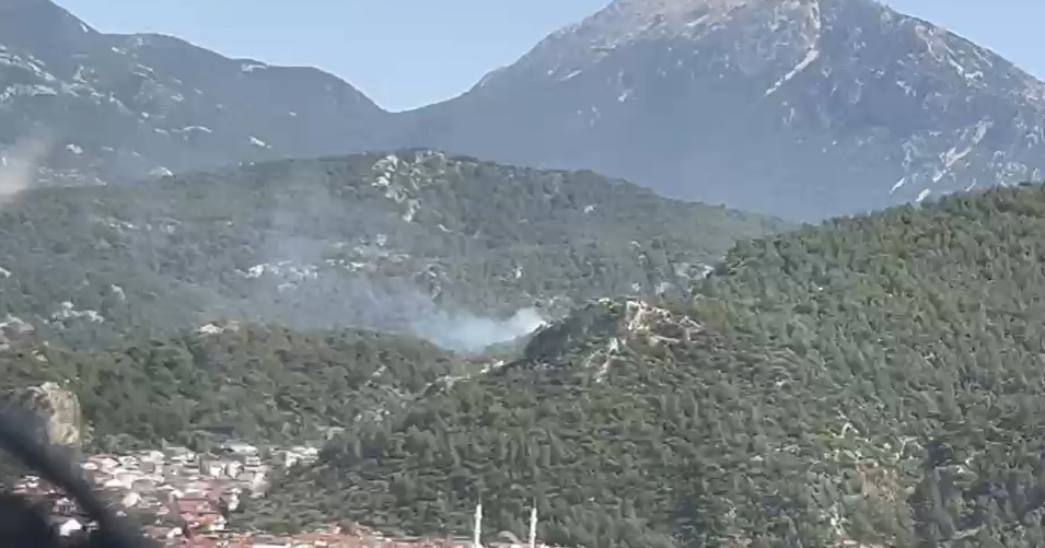 Fethiye’de orman yangını! Muğla’nın Fethiye ilçesinde ormanlık alanda çıkan yangına ekipler havadan ve