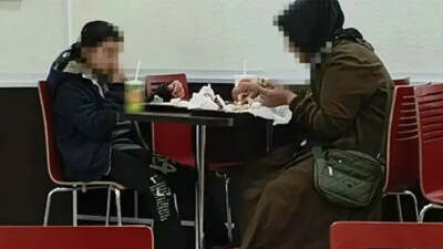 Bir anne ve kızının "fakir gözüktükleri" için restorana alınmadığı iddiası