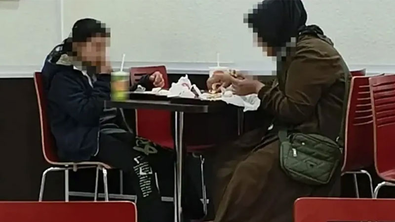 Fakir gözüktükleri iddiasına soruşturma! Bir anne ve kızının "fakir gözüktükleri" için restorana alınmadığı iddiası