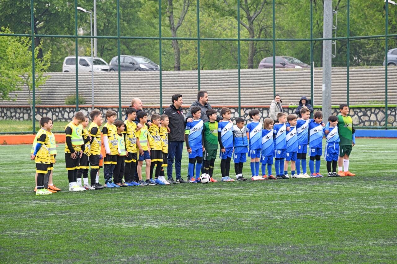 Bursa’da minikler bu şenlikte buluştu 1 Osmangazi’de Çocuklar Sahada Buluştu