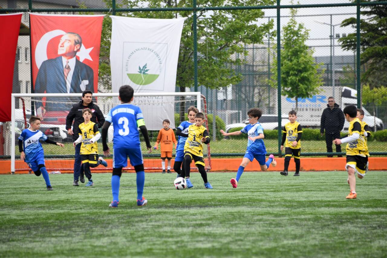 Bursa’da minikler bu şenlikte buluştu 2 Osmangazi’de Çocuklar Sahada Buluştu