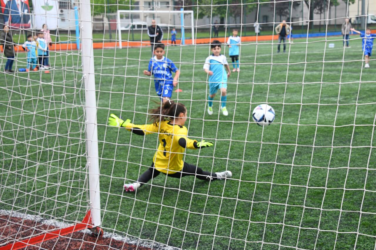 Bursa’da minikler bu şenlikte buluştu 4 Osmangazi’de Çocuklar Sahada Buluştu