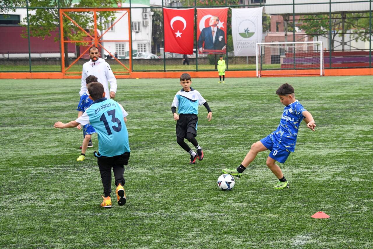 Bursa’da minikler bu şenlikte buluştu 6 Osmangazi’de Çocuklar Sahada Buluştu