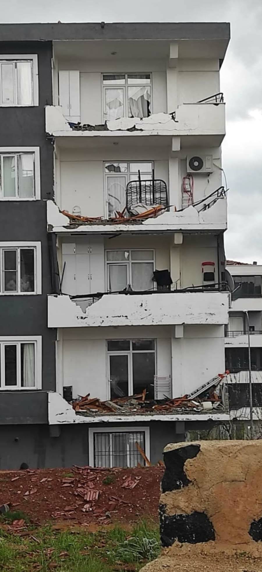 Birçok ili sağanak ve fırtına vurdu 6 gaziantepte saganak ve firtinada catilar uctu agaclar devrildi 23 yarali 178c460ea164
