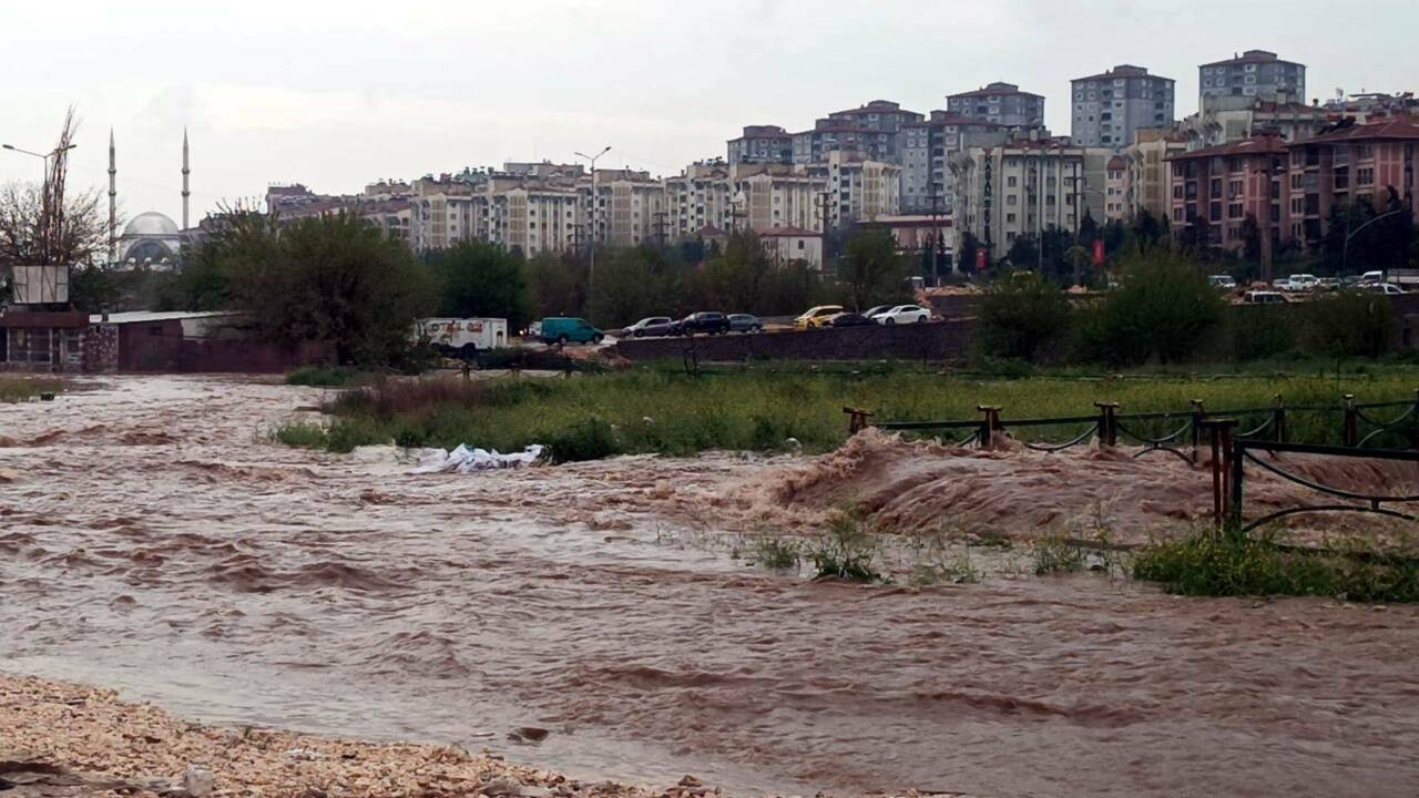 Birçok ili sağanak ve fırtına vurdu 4 gaziantepte saganak ve firtinada catilar uctu agaclar devrildi 23 yarali 4c79ab9604d1