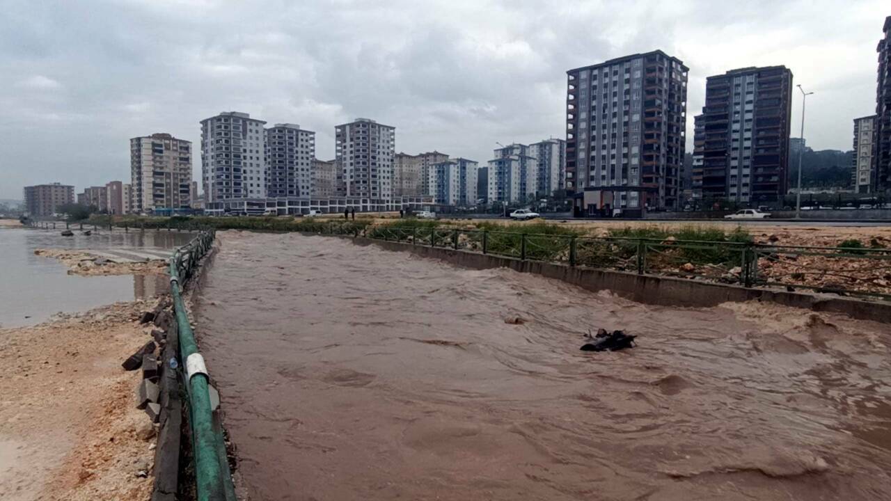 Birçok ili sağanak ve fırtına vurdu 3 gaziantepte saganak ve firtinada catilar uctu agaclar devrildi 23 yarali 544f38081dc9