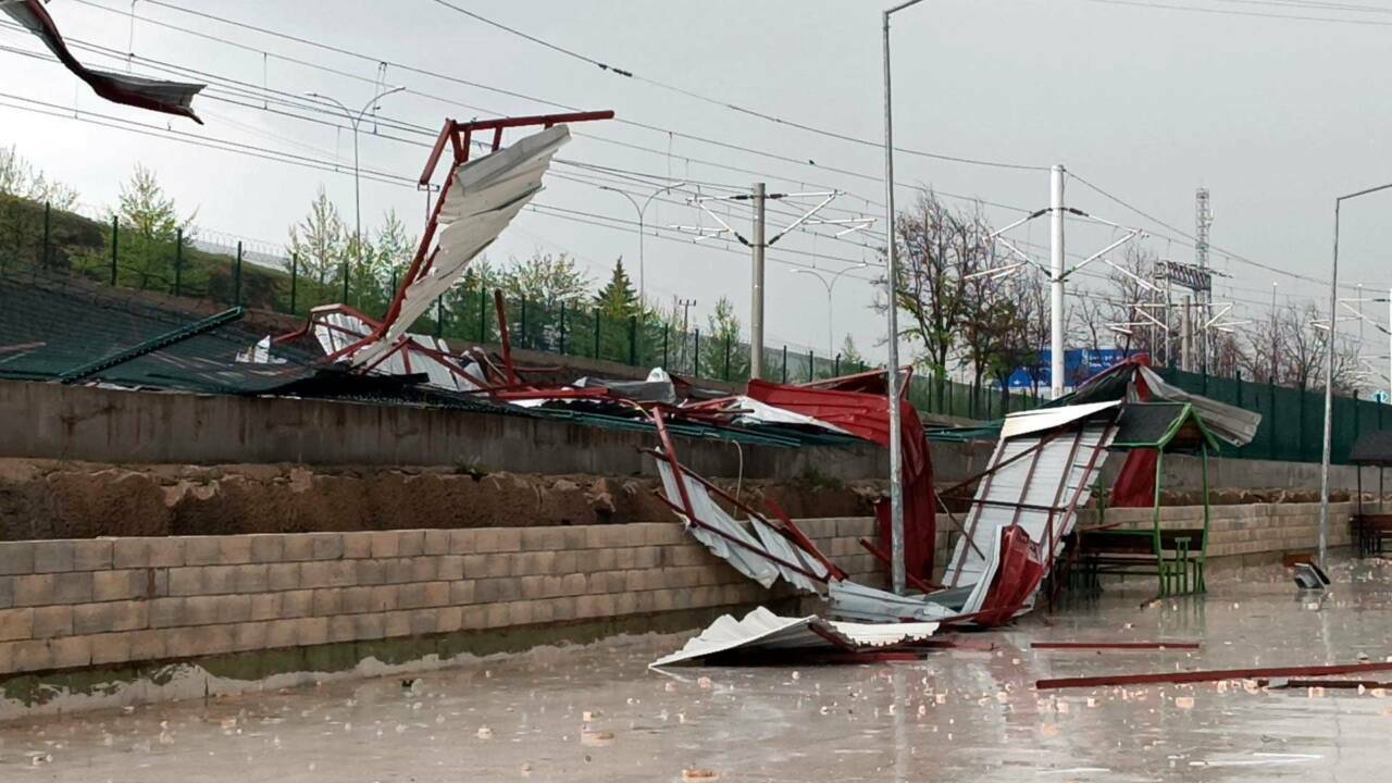 Birçok ili sağanak ve fırtına vurdu 10 gaziantepte saganak ve firtinada catilar uctu agaclar devrildi 23 yarali 67e427d8b278
