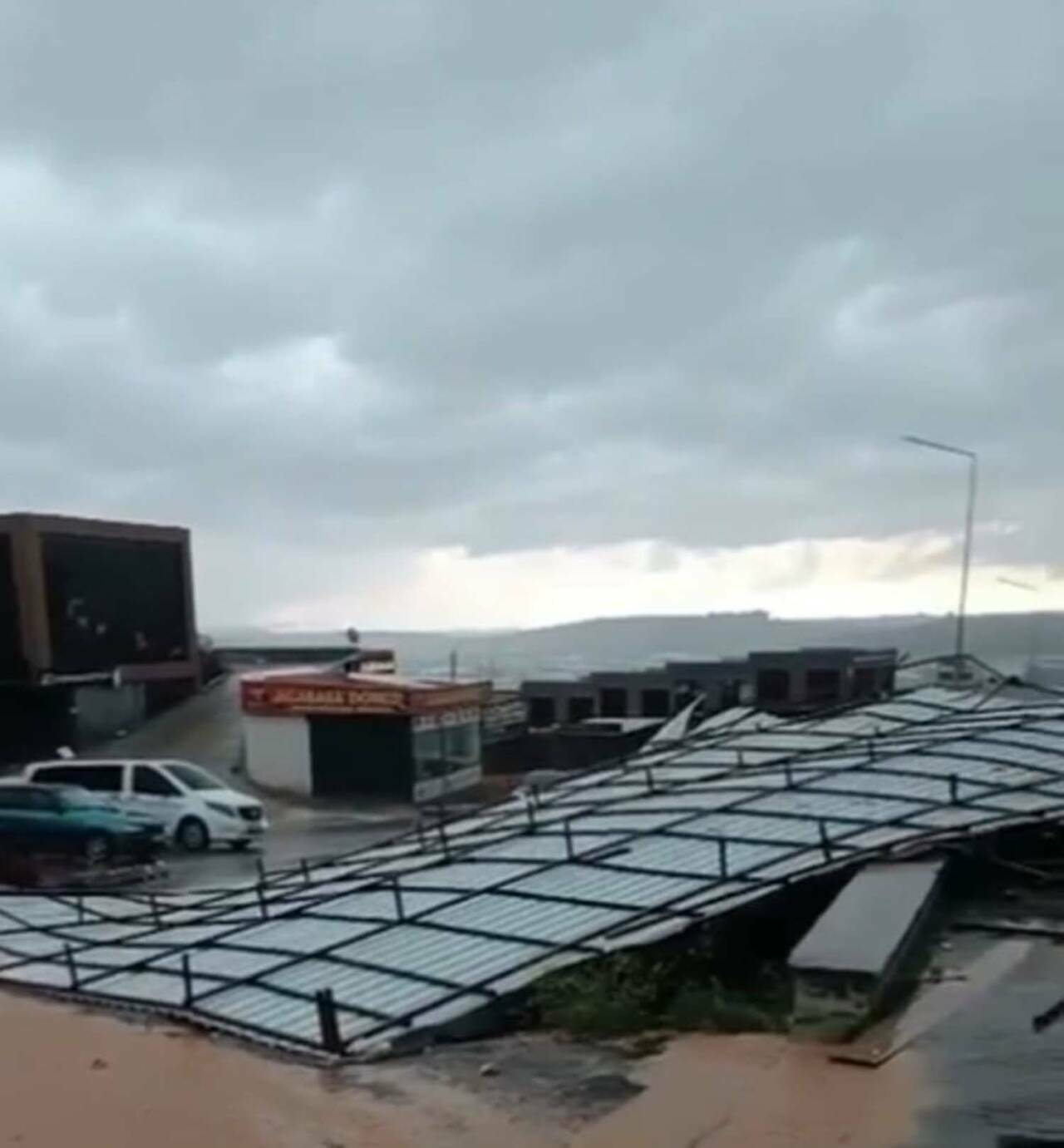 Birçok ili sağanak ve fırtına vurdu 5 gaziantepte saganak ve firtinada catilar uctu agaclar devrildi 23 yarali 9c7505aa0127
