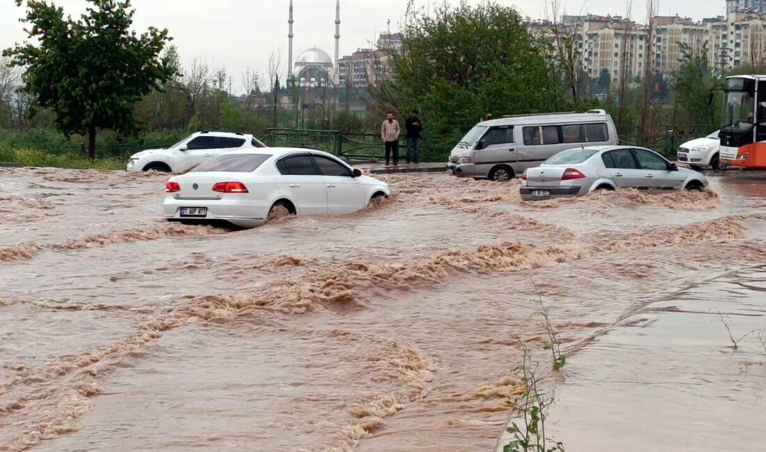 Birçok ili sağanak ve fırtına vurdu Gaziantep ve Şanlıurfa'da şiddetli rüzgarın etkisiyle ağaçlar devrildi, bazı binaların