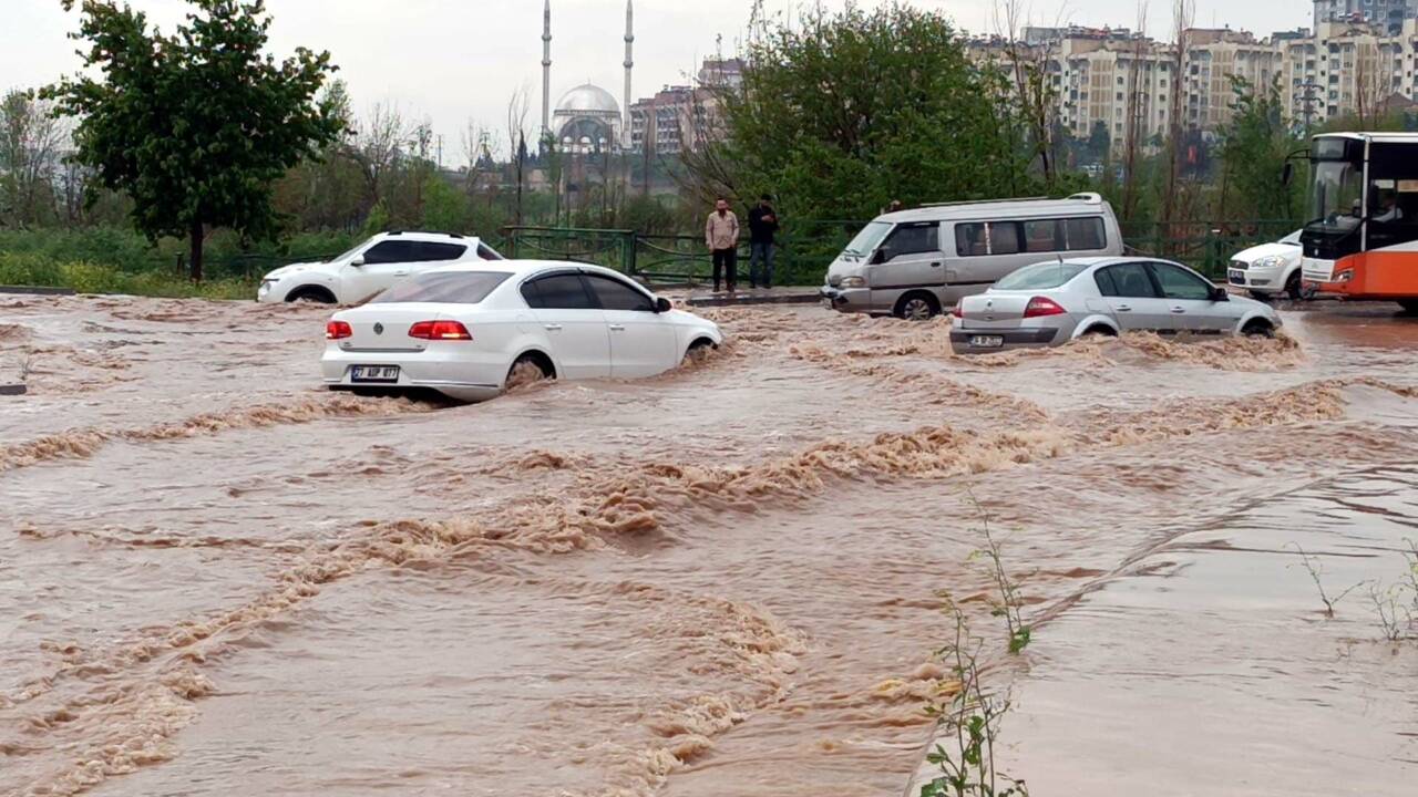 Birçok ili sağanak ve fırtına vurdu 11 gaziantepte saganak ve firtinada catilar uctu agaclar devrildi 23 yarali f4624a8929d2