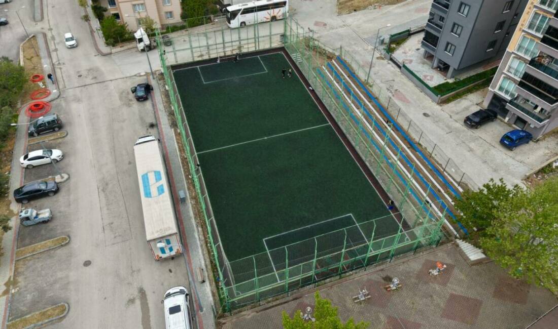 Bursa’nın Gemlik ilçesine yenilenmiş halı sahalar Gemlik Belediyesi, ilçedeki spor alanlarının daha güvenli ve kullanışlı hale
