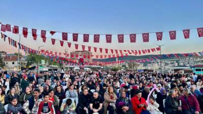 Hıdırellez coşkusu Gemlik’te renkli görüntülere sahne oldu. Gemlikliler, baharın gelişini