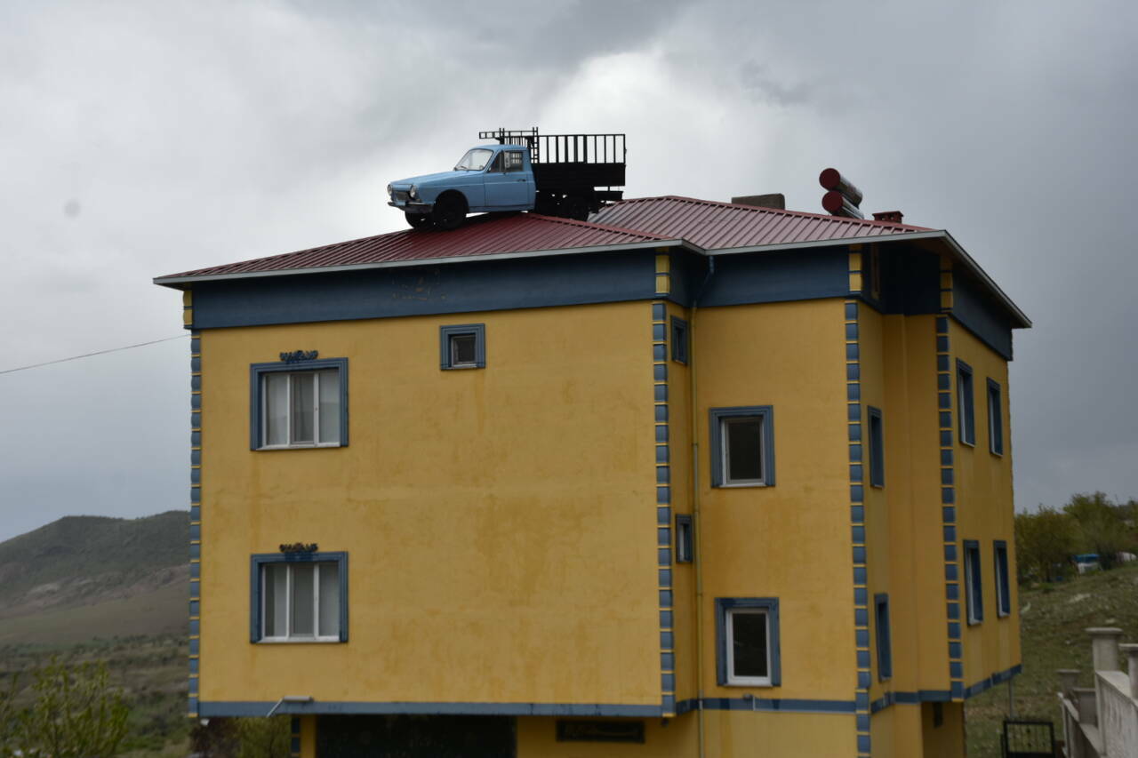 Görenler hayretle bakıyor! Otomobilini evinin çatısında sergiliyor 3 gorenler hayretle bakiyor otomobilini evinin catisinda sergiliyor 940fca63353b