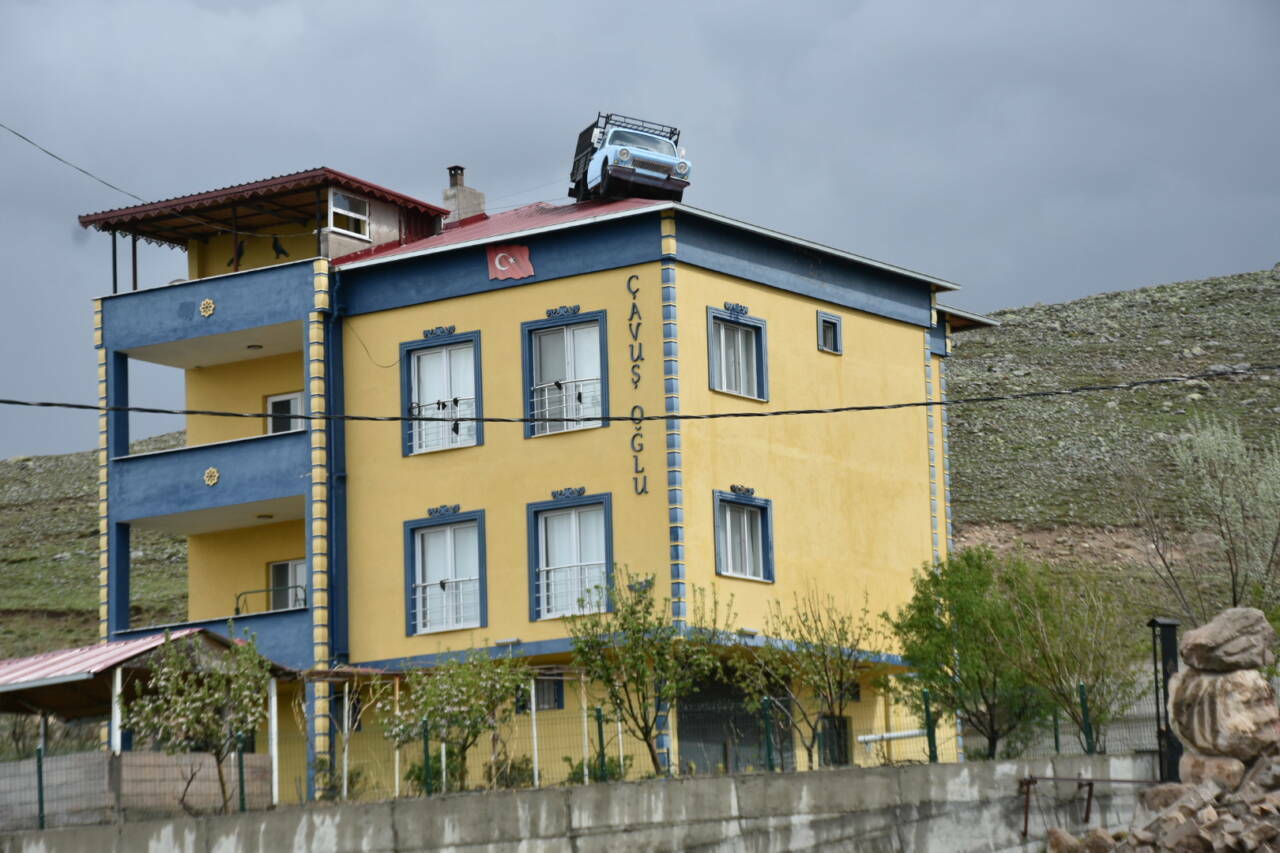 Görenler hayretle bakıyor! Otomobilini evinin çatısında sergiliyor 1 gorenler hayretle bakiyor otomobilini evinin catisinda sergiliyor a028018a9e46