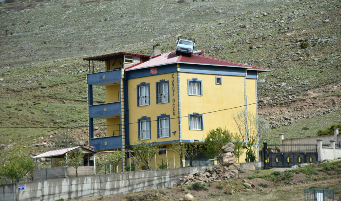Görenler hayretle bakıyor! Otomobilini evinin çatısında sergiliyor Niğde'nin Kayırlı köyünde 3 katlı evin çatısındaki Anadol marka kamyonet,
