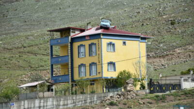 Niğde'nin Kayırlı köyünde 3 katlı evin çatısındaki Anadol marka kamyonet,