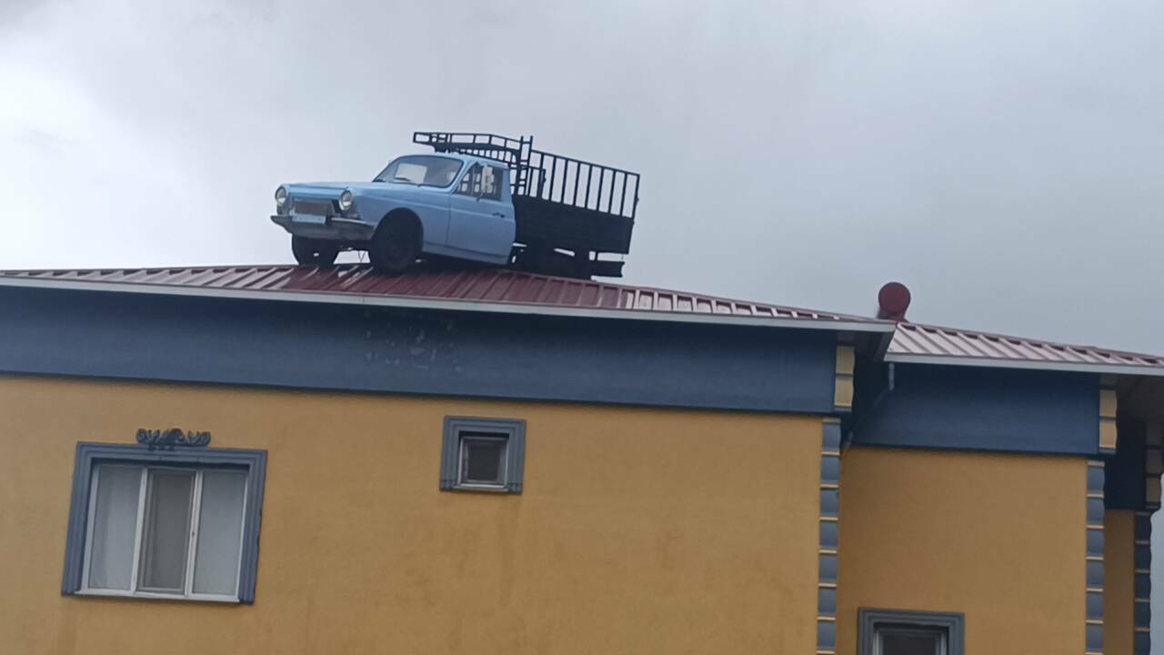 Görenler hayretle bakıyor! Otomobilini evinin çatısında sergiliyor 5 gorenler hayretle bakiyor otomobilini evinin catisinda sergiliyor fde6c6024fcc