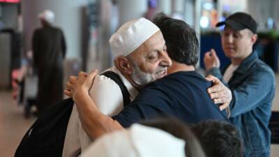 Kutsal topraklarda hac ibadetini tamamlayarak yurda dönen hacılar, İstanbul Havalimanı'nda