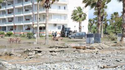 Hatay'ın Dörtyol ve Hassa ilçelerinde etkili olan sağanak nedeniyle bazı