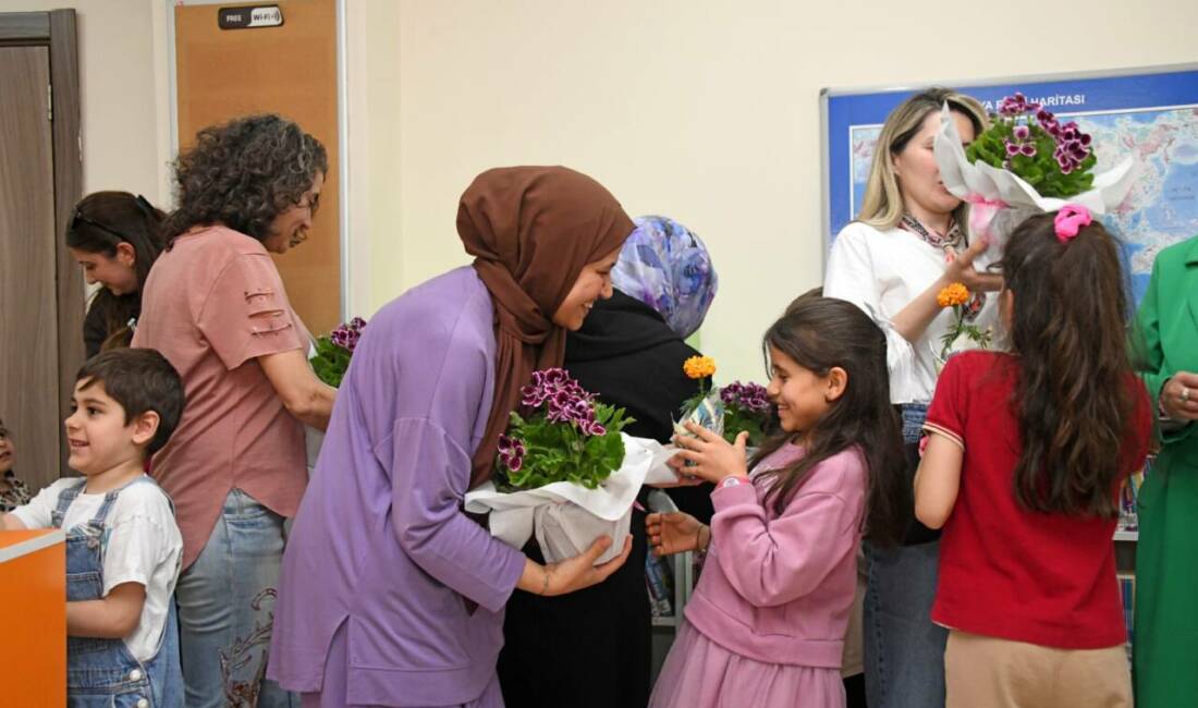 Osmangazi Belediyesi’nin düzenlediği “Hayatımın İlk Kütüphanesi Annem” etkinliği, anneler ve