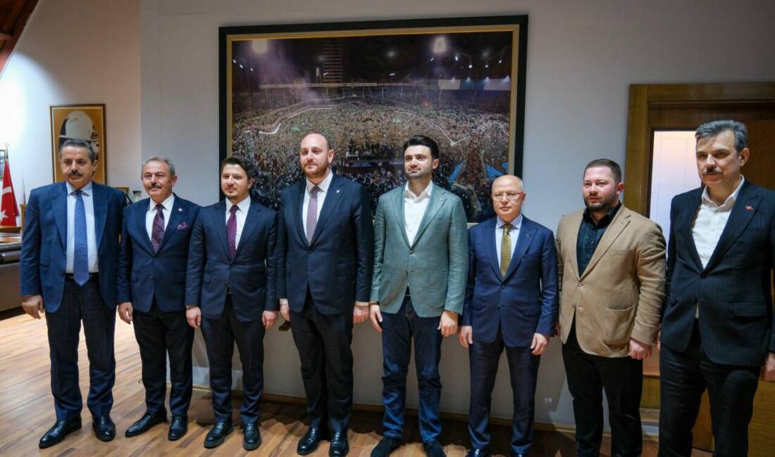 Bursaspor’a AK Parti’den üst düzey ziyaret Yeşil beyazlı yönetim, AK Parti'nin üst düzey isimlerini Özlüce Tesisleri'nde