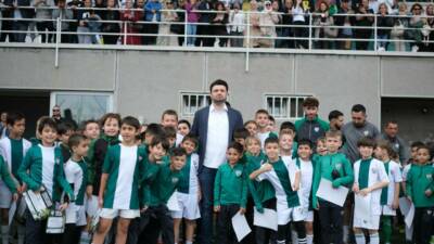 Bursaspor Futbol Okulu’nun kış dönemi, Merinos Stadyumu’nda düzenlenen kapanış töreniyle