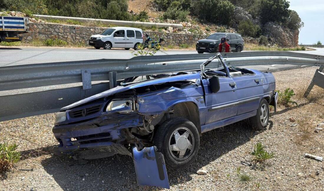 Hurdaya dönen araçtan sağ çıktı Muğla'nın Bodrum ilçesinde karşı şeride geçerek bariyerlere çarpan otomobil hurdaya