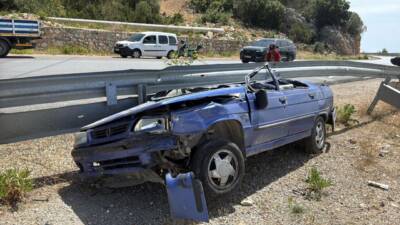 Muğla'nın Bodrum ilçesinde karşı şeride geçerek bariyerlere çarpan otomobil hurdaya