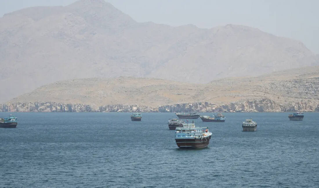 Hürmüz’de tansiyon yüksek: Bir gemi vuruldu Kırılgan ateşkes devam ederken İran'da patlamamış mühimmat imha edildi. Katar