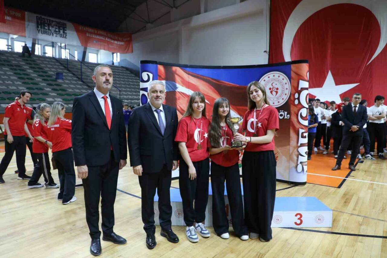 İnegöl’de 19 Mayıs coşkuyla kutlandı 4 inegolde 19 mayis coskuyla kutlandi a374d5af1395