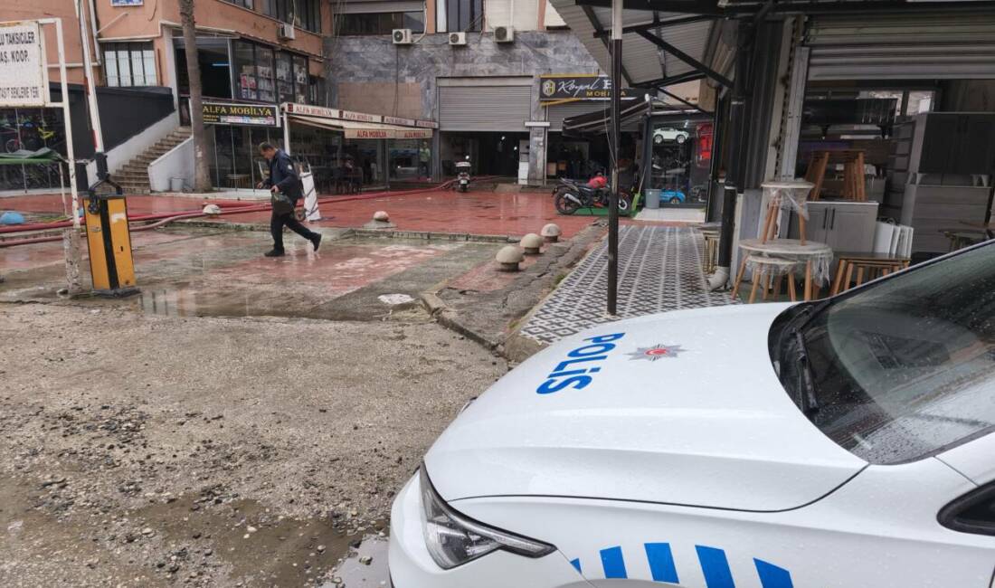 İş merkezinde silahlı saldırı Adana'da çalıştığı iş merkezinde uğradığı silahlı saldırıda başından ve sırtından