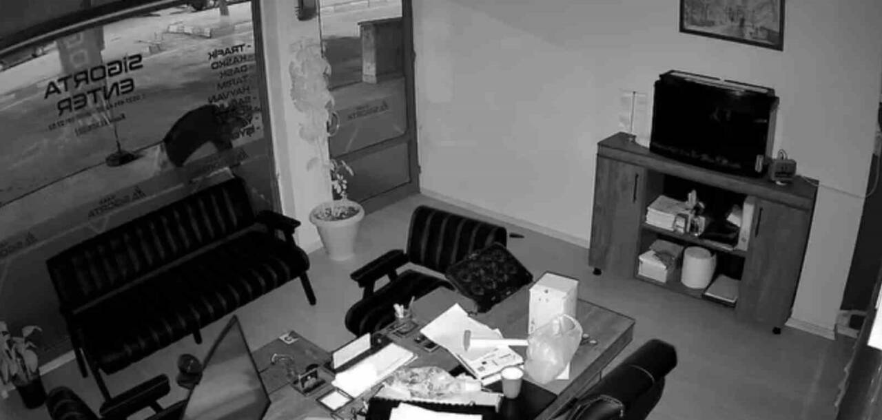 İş yeri kamerasına yansıyan ilginç anlar 4 is yeri kamerasina yansiyan ilginc anlar 8ea330c06265