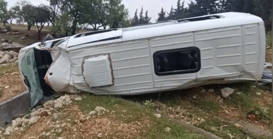 İşçi servisi uçuruma uçtu: Çok sayıda yaralı var… Gaziantep’te kontrolden çıkarak savrulan işçi servisi, yol kenarındaki bariyerleri aşarak