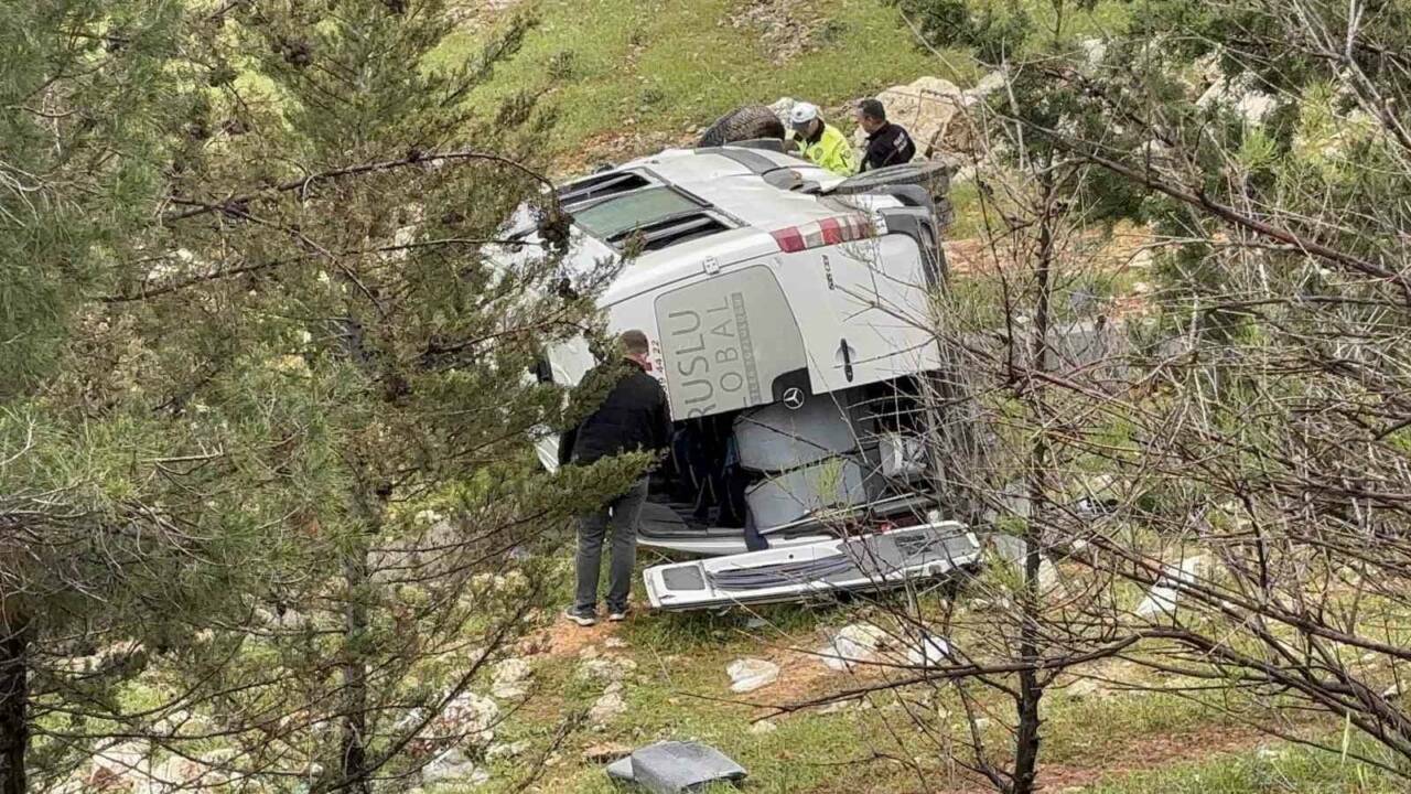 İşçi servisi uçuruma uçtu: Çok sayıda yaralı var... 2 isci servisi ucuruma uctu cok sayida yarali var f8ef051440b5
