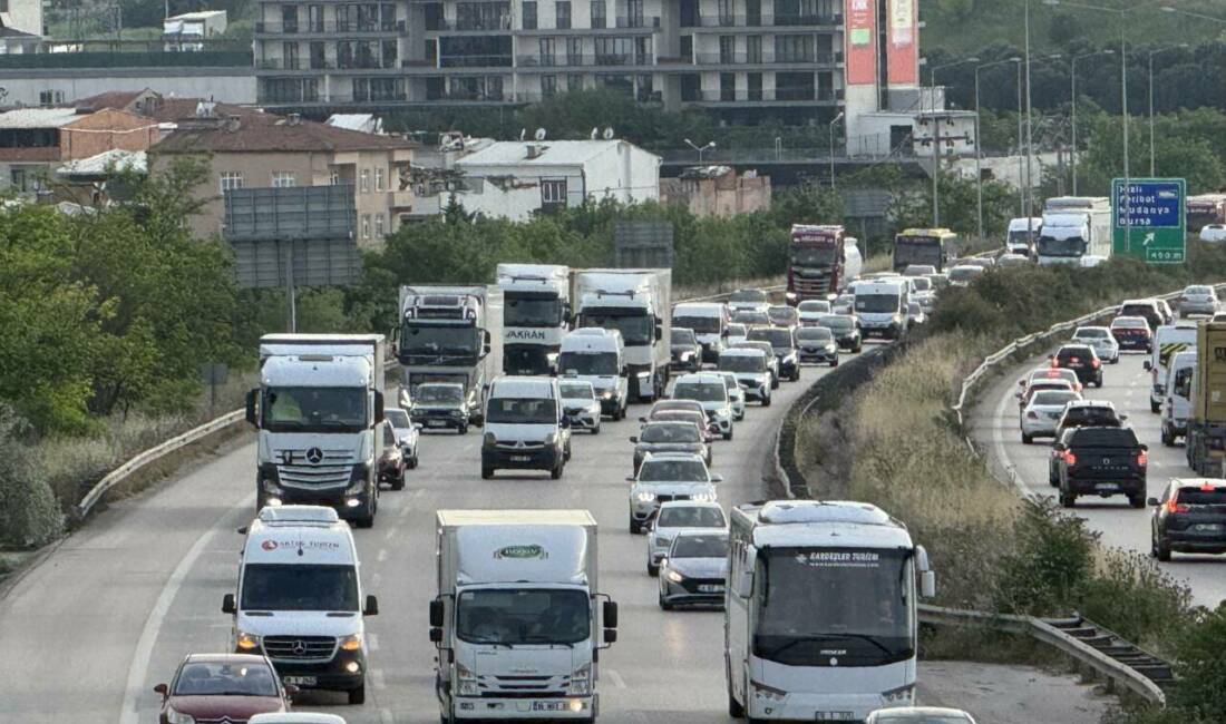 Bursa’da otobanda bayram yoğunluğu Kurban Bayramı tatili dolayısıyla İstanbul-İzmir Otoyolu'nun Bursa kesiminde akıcı yoğunluk
