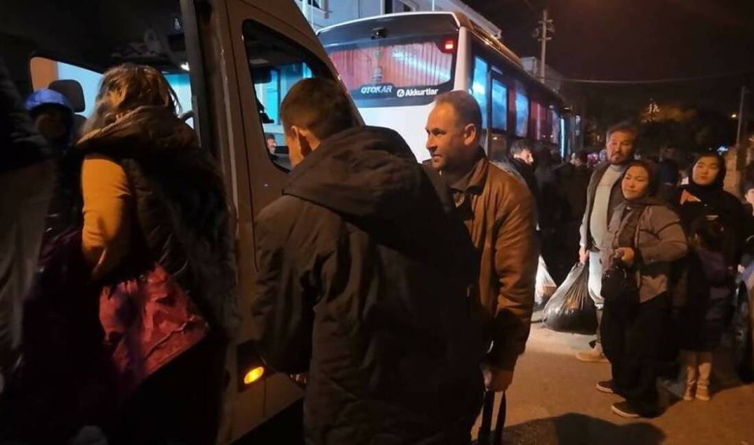 İzmir açıklarında 43 düzensiz göçmen kurtarıldı İzmir'in Foça ilçesi açıklarında yarı batık lastik bottaki 43 düzensiz