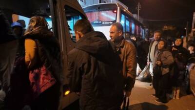 İzmir'in Foça ilçesi açıklarında yarı batık lastik bottaki 43 düzensiz