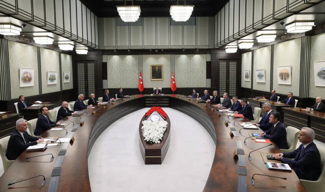 Kabine yarın toplanıyor! Bayram tatili 9 gün olacak mı? Cumhurbaşkanlığı Kabinesi, Cumhurbaşkanı Recep Tayyip Erdoğan başkanlığında yarın Beştepe'de toplanacak.