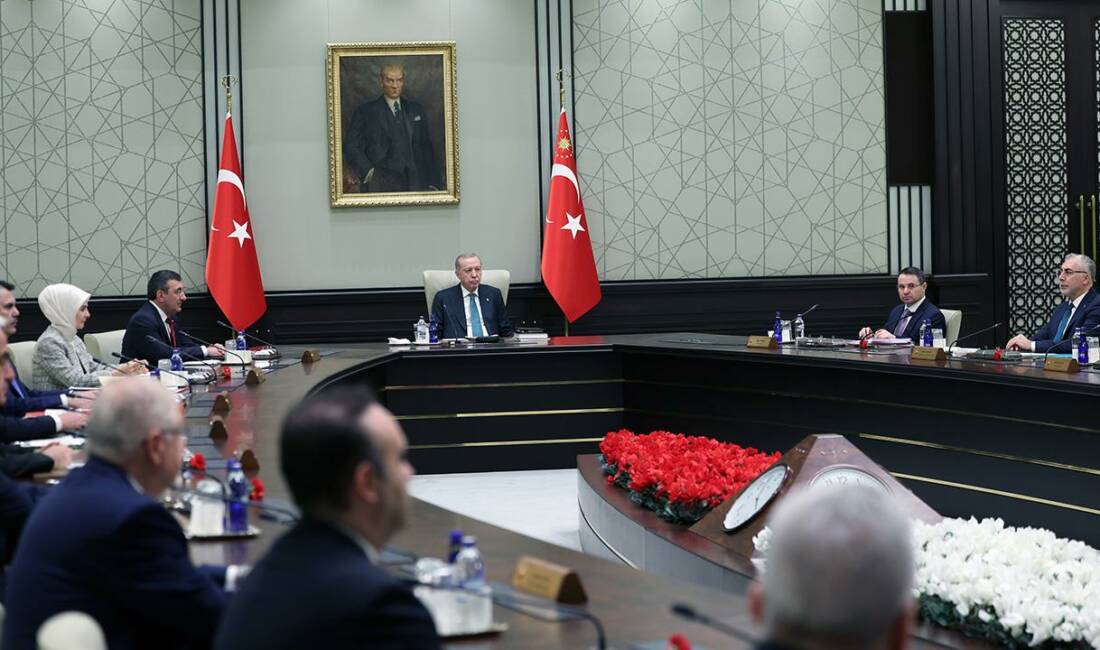 Kabine toplanıyor! İşte kritik başlıklar… Cumhurbaşkanı Recep Tayyip Erdoğan, yeni haftanın ilk gününde kabine toplantısına