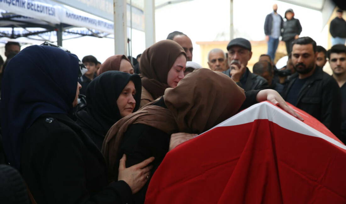 Almina için gözyaşları sel oldu! Acılı annenin sözleri yürek dağladı Kahramanmaraş'ta Ayser Çalık Ortaokulu'nda 15 Nisan'da düzenlenen silahlı saldırıda ağır