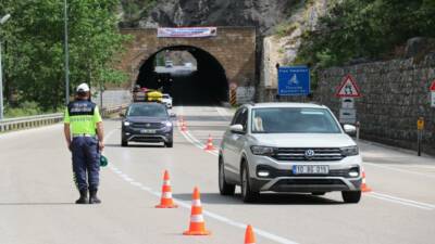 Kurban Bayramı tatili dolayısıyla tedbirlerin artırıldığı Isparta-Antalya kara yolunda günlük