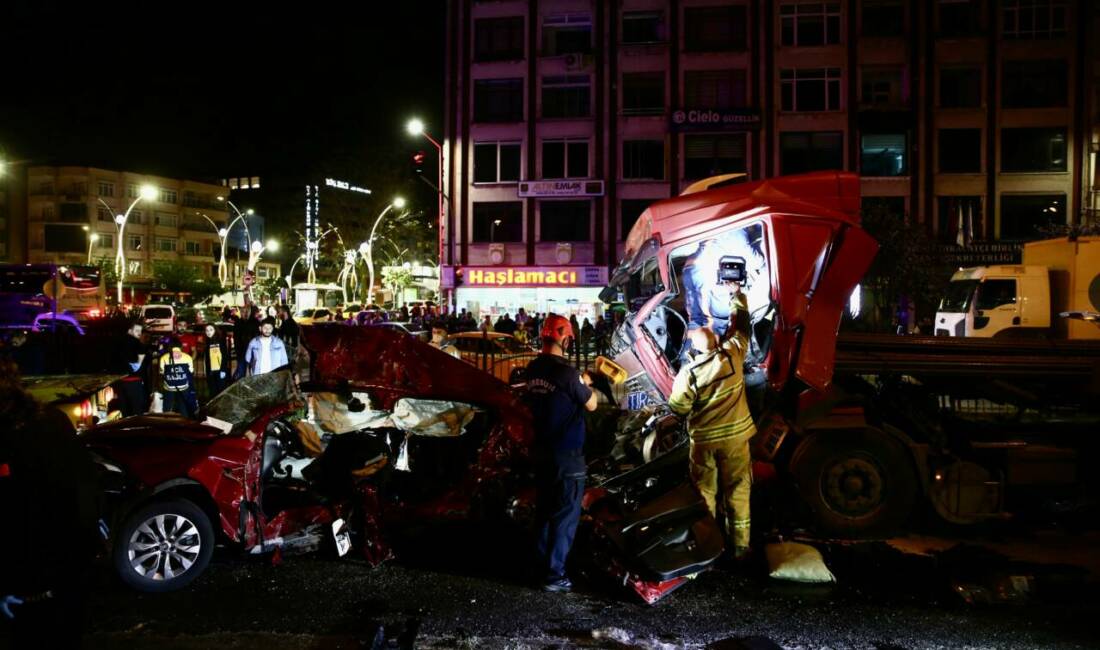 Katliam gibi kaza: 5 ölü, 6 yaralı Giresun'da tırın iki otomobile çarptığı trafik kazasında 5 kişi öldü,