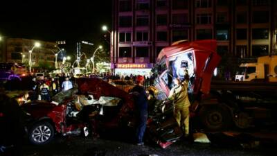 Giresun'da tırın iki otomobile çarptığı trafik kazasında 5 kişi öldü,
