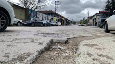 Yollardaki bakım eksikliği sebebiyle araçlarda meydana gelen lastik yarılması, jant