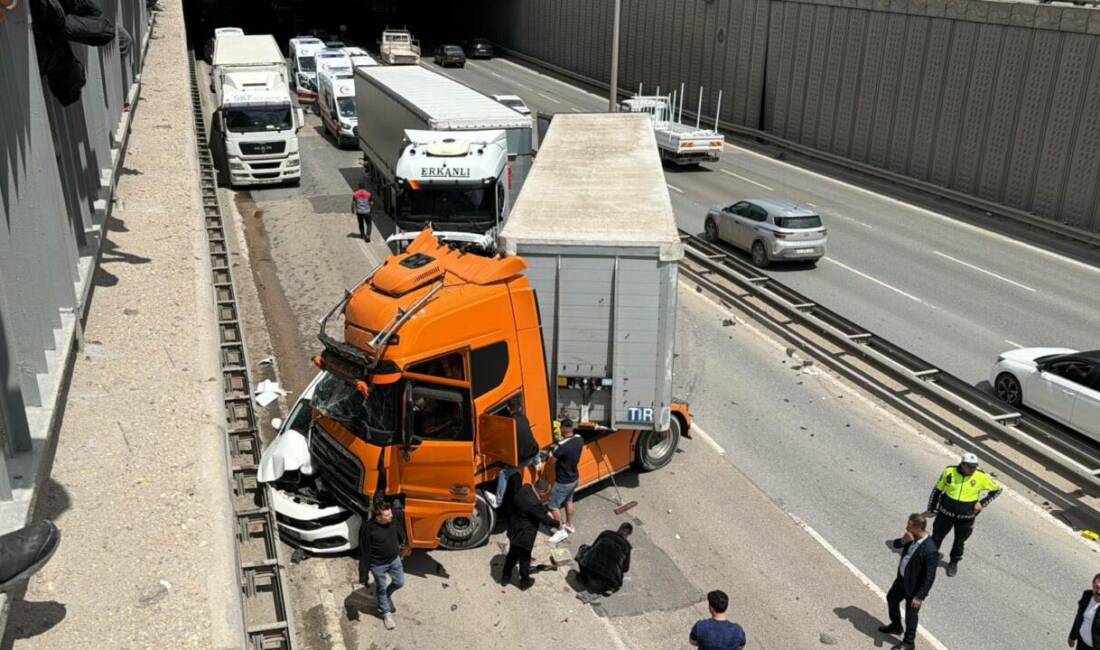 Korkunç kaza! TIR ile duvar arasına sıkıştı Eskişehir’de alt geçitteki kazada TIR ile duvar arasına sıkışan otomobilin