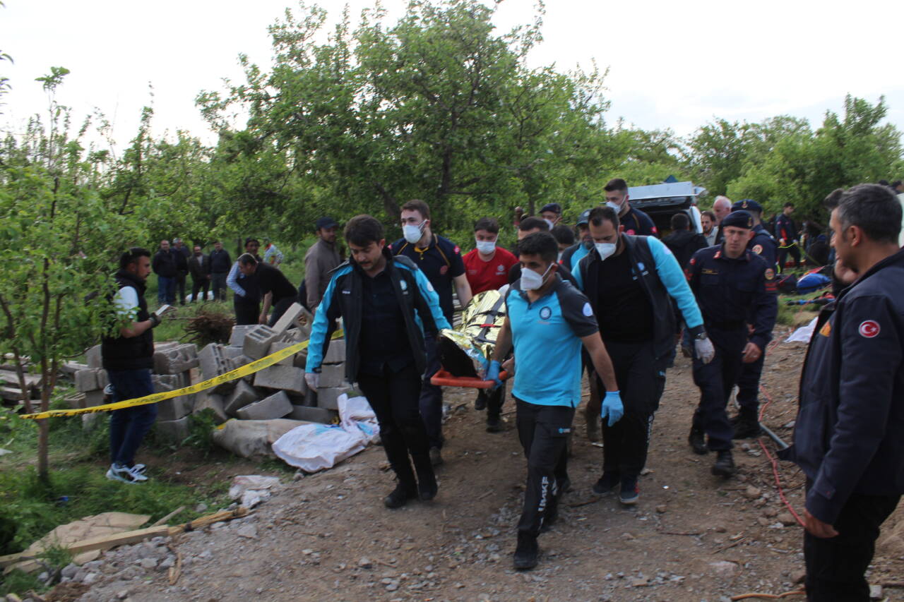 Köyde zincirleme facia: 2'si kardeş 3 ölü... 10 koyde zincirleme facia 2si kardes 3 olu 79df4af93fad