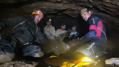 Laos’ta günlerdir sular altında kalan karanlık bir mağarada mahsur kalan