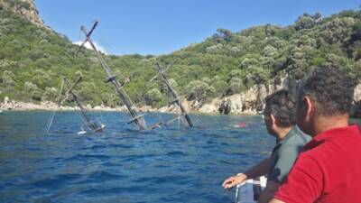 Muğla'nın Marmaris ilçesinde günlük tur teknesi battı. İhbar üzerine bölgeye