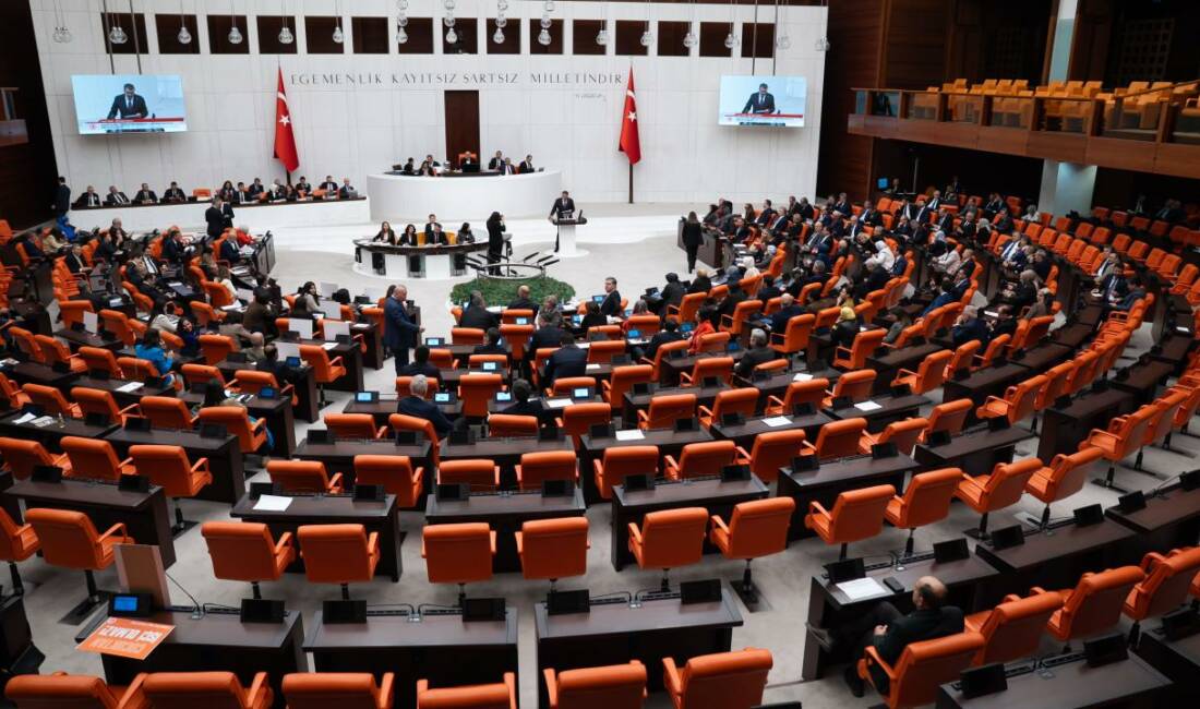 Türkiye Büyük Millet Meclisi'ndeki (TBMM) sandalye dağılımı, iki milletvekilinin AK