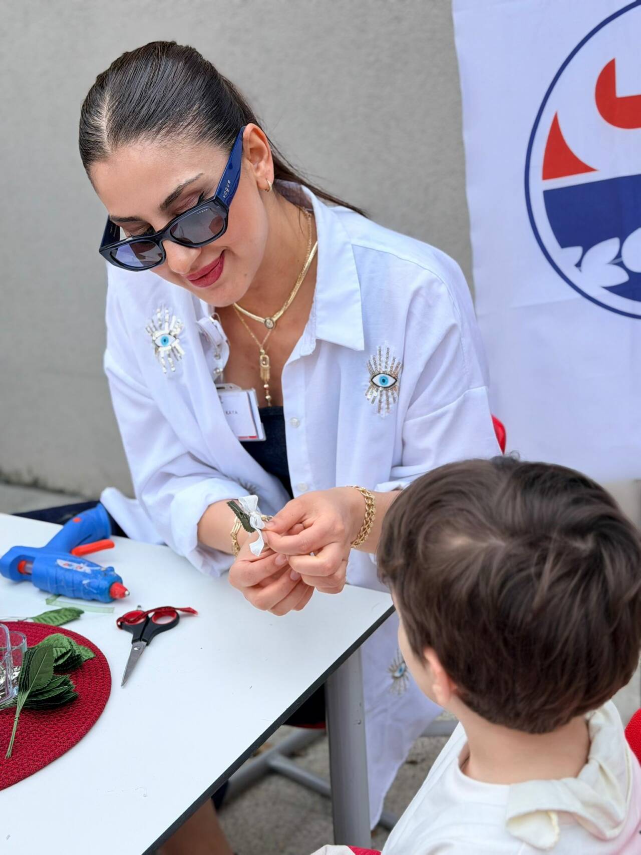 minik tasarimcilarimiz kozalari renkli ve sik yaka ignelerine donusturdu